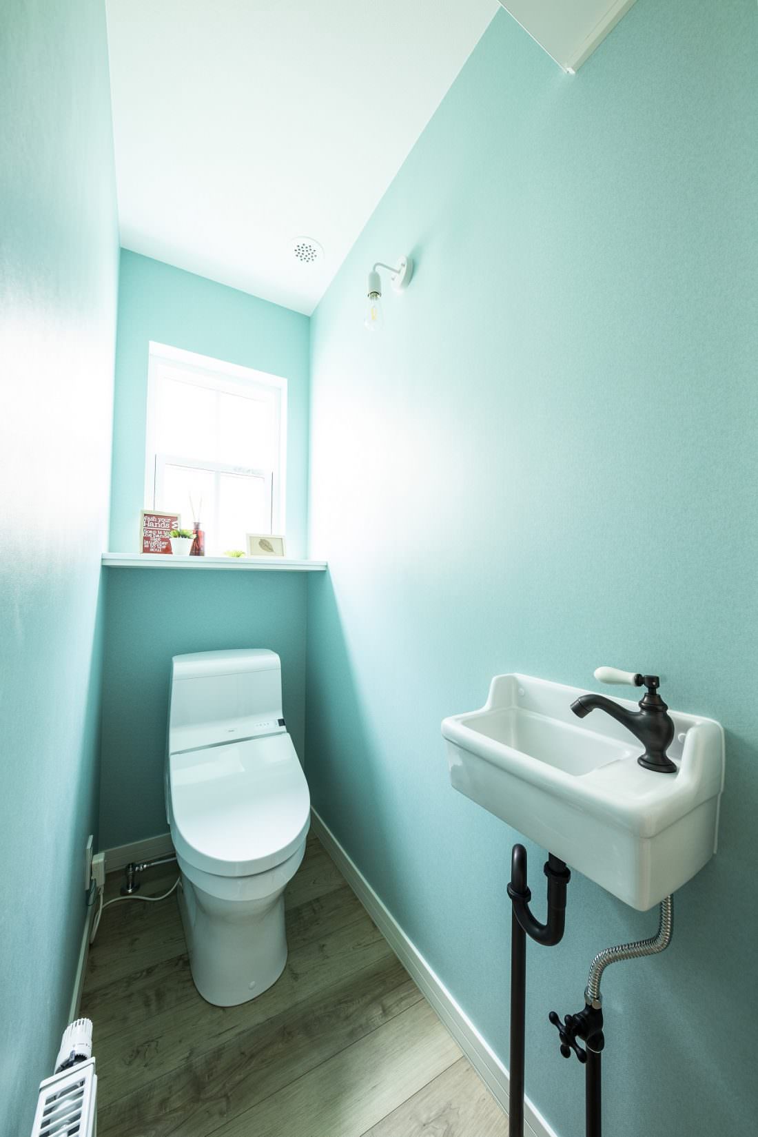 ティファニーブルーの壁紙でさわやかな印象のトイレ