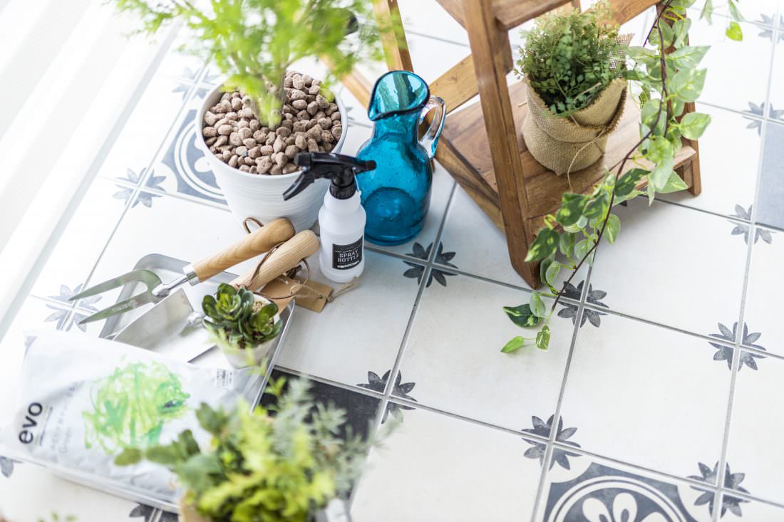 植物を飾るボタニカルスペースの床にはお手入れのしやすいおしゃれな花柄タイルを