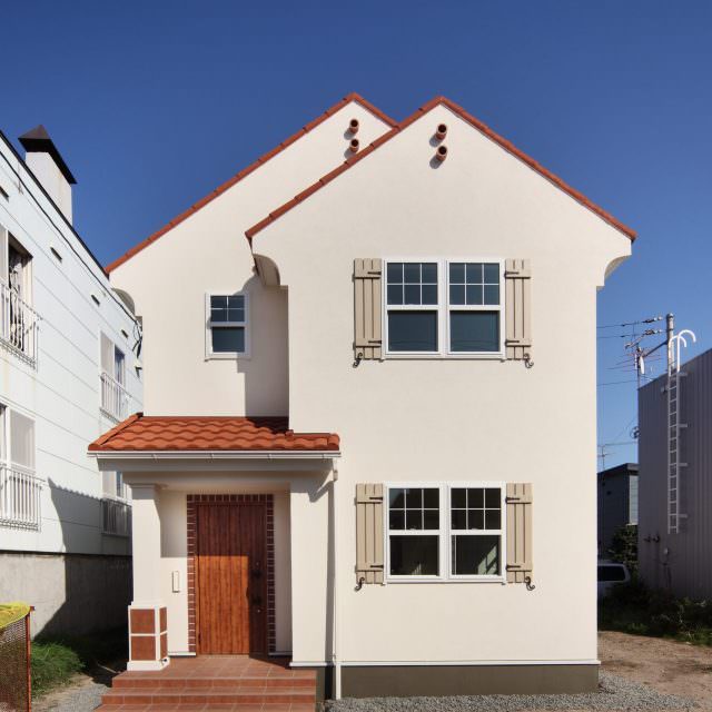 白い塗り壁が映えるスパニッシュデザインの輸入住宅