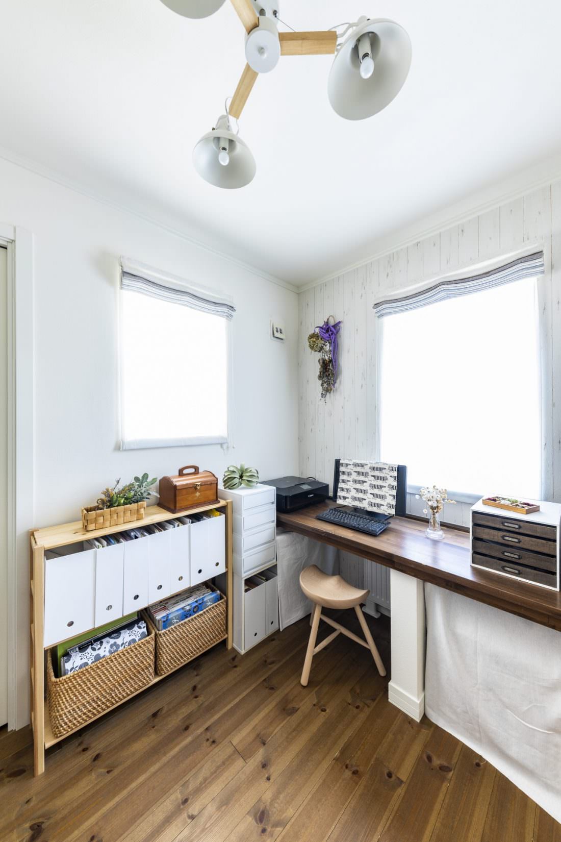 木製カウンターを造作したリビング横の部屋は、家族で共有できるスペース