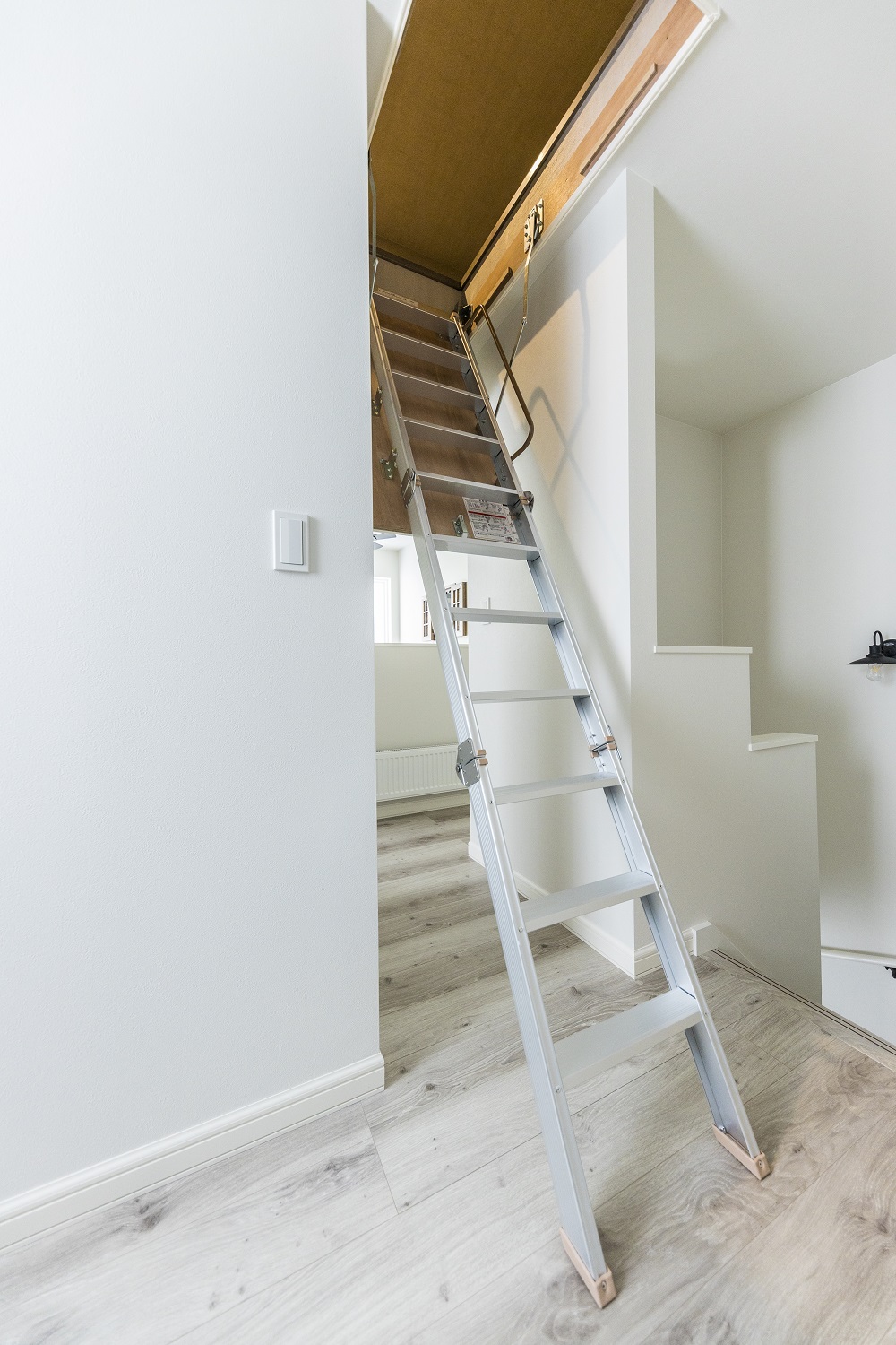 小屋裏収納へとつながる階段。使わないときは畳んで天井に収納。通常の階段にすることも可能です。