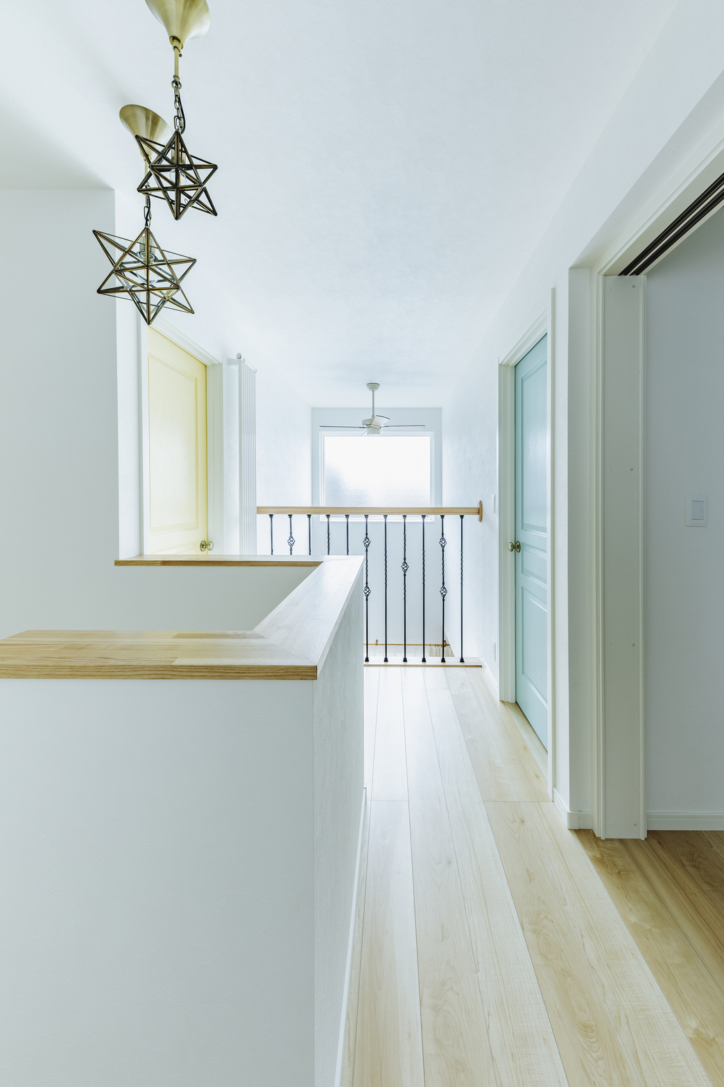2階の居室ドアはそれぞれカラーが違って楽しい♪ホール部分の照明も人気です。